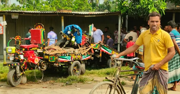 দুর্ঘটনার স্থানে স্থানীয়দের ভিড়